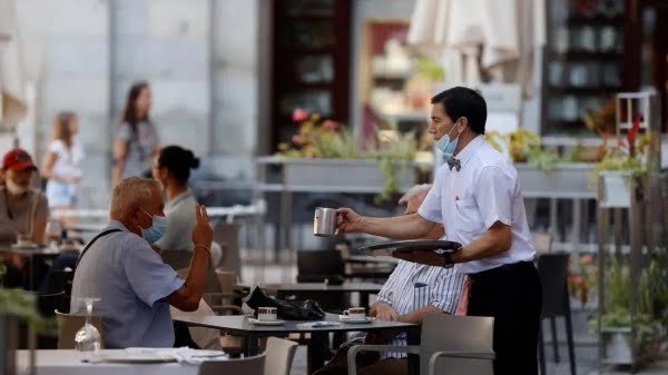 Una oferta de empleo se vuelve viral e indigna a los camareros
